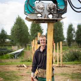 Gijs Mastenbroek is een belangrijke samenwerkingspartner van Van Vliet Duurzaamhout. "Wij zijn specialist in het plaatsen van gaasafrasteringen al dan niet voorzien van stroom."