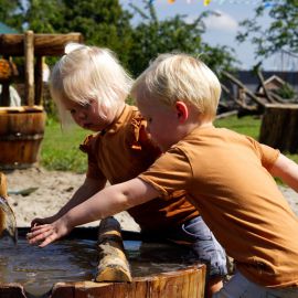 Duurzaam hout op natuurspeelweide in Cothen Duurzaam hout op natuurspeelweide in Cothen